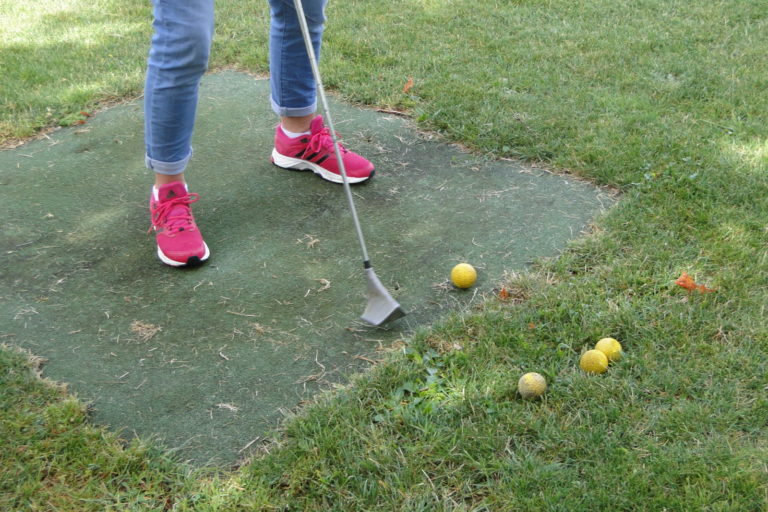 une-balle-en-mousse-une-canne-et-un-green-rien-de-plus-simple-pour-jouer-au-swin-golf-photo-baptiste-devaux-1471884603